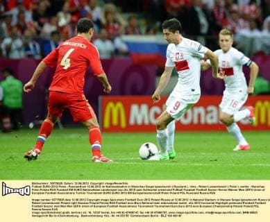 Fußball EURO 2012 Polen - Russland am 12.06.2012 im Nationalstadion in Warschau Sergei Ignashevich ( Russland ), links - Robert Lewandowski ( Polen ), rechts