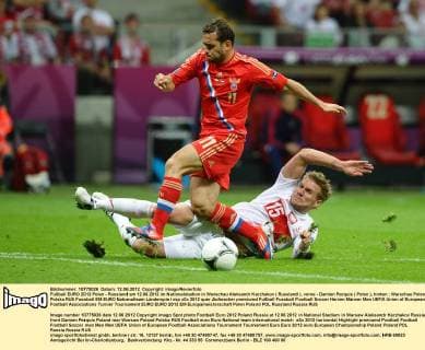 Fußball EURO 2012 Polen - Russland am 12.06.2012 im Nationalstadion in Warschau Aleksandr Kerzhakov ( Russland ), vorne - Damien Perquis ( Polen ), hinten