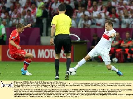 FUSSBALL - EURO 2012, POL vs RUS WARSCHAU,POLEN,12.JUN.12 - FUSSBALL - UEFA Europameisterschaft 2012 in Polen und der Ukraine, Länderspiel, Gruppenphase, Polen vs Russland. Bild zeigt Igor Denisov (RUS), Schiedsrichter Wolfgang Stark (GER) und Eugen Polanski (POL). 