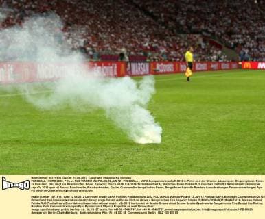 FUSSBALL - EURO 2012, POL vs RUS WARSCHAU,POLEN,12.JUN.12 - FUSSBALL - UEFA Europameisterschaft 2012 in Polen und der Ukraine, Länderspiel, Gruppenphase, Polen vs Russland. Bild zeigt ein Bengalisches Feuer. Keyword: Rauch. 