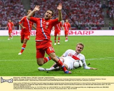 Football - European Championships 2012 - Poland vs. Russia Poland s Damien Perquis challenges Aleksandr Kerzhakov of Russia at the National Stadium, Warsaw 