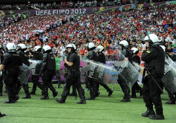 FUSSBALL EUROPAMEISTERSCHAFT 2012 VORRUNDE Polen - Russland 12.06.2012 Polizisten zeigen Stärke im Stadion in Warschau 