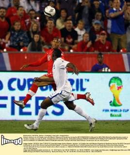 Simeon Jackson (L) of Canada vies with Maynor Figueroa of Honduras during the 2012 CONCACAF 3rd Round for 2014 FIFA World Cup Qualification match in Toronto, Canada, on June 12, 2012. Canada drew 0-0 with Honduras. (Xinhua Zou Zheng) CANADA-TORONTO-2014 WORLD CUP CONCACAF QUALIFICATION MATCH-CANADA VS HONDURA 