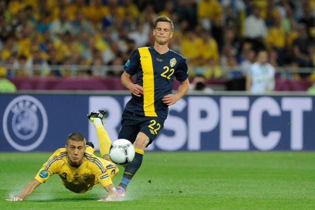 Yevhen KHACHERIDI l. (UKR) im Zweikampf gegen Markus ROSENBERG (SWE), Aktion, Spiel 8, Gruppe D, Ukraine (UKR) - Schweden (SWE) 2:1, am 11.06.2012 in K i e w. Fussball UEFA EURO 2012