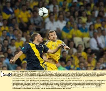 Andreas GRANQVIST l. (SWE) im Duell gegen Andriy SHEVCHENKO (UKR), Aktion, Zweikampf, Kopfball, Spiel 8, Gruppe D, Ukraine (UKR) - Schweden (SWE) 2:1, am 11.06.2012 in K i e w. Fussball UEFA EURO 2012