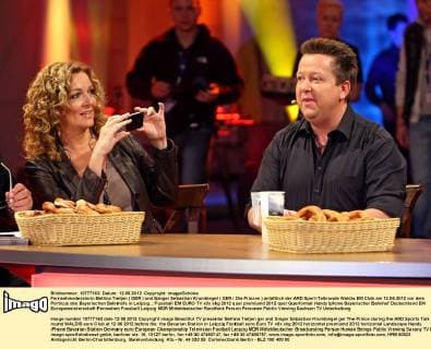 Fernsehmoderatorin Bettina Tietjen ( GER ) und Sänger Sebastian Krumbiegel ( GER Die Prinzen ) anläßlich der ARD Sport-Talkrunde Waldis EM Club am 12.06.2012 vor dem Porticus des Bayerischen Bahnhofs in Leipzig.