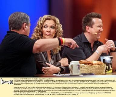 (l-r) Fernsehmoderator Waldemar Waldi Hartmann , Fernsehmoderatorin Bettina Tietjen ( beide GER ) und Sänger Sebastian Krumbiegel ( GER Die Prinzen ) anläßlich der ARD Sport-Talkrunde Waldis EM Club am 12.06.2012 vor dem Porticus des Bayerischen Bahnhofs in Leipzig.