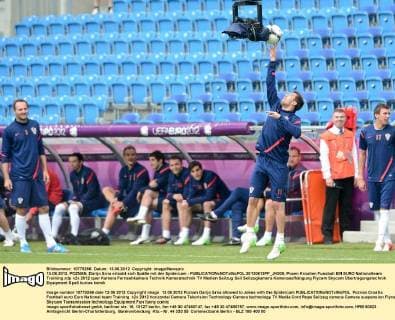13.06.2012. POZNAN, Darijo Srna erlaubt sich Späße mit der Spidercam -  20120613PF_JK005