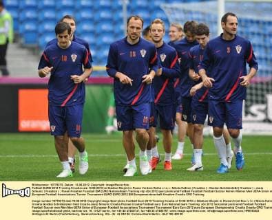 Fußball EURO 2012 Training Kroatien am 13.06.2012 im Stadion Miejski in Posen Vordere Reihe v.l.n.r.: Nikola Kalinic ( Kroatien ) - Gordon Schildenfeld ( Kroatien ) - Josip Simunic ( Kroatien )
