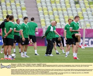 FUSSBALL - EURO 2012, Training DANZIG, 13.JUN.12 - FUSSBALL - UEFA Europameisterschaft 2012, Länderspiel, Gruppenphase, Irland, Vorberichte, Abschlusstraining Irland. Bild zeigt Teamchef Giovanni Trapattoni (IRL) mit der Mannschaft. 