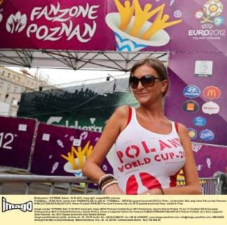 FUSSBALL - EURO 2012, Vorberichte POSEN,POLEN,13.JUN.12 - FUSSBALL - UEFA Europameisterschaft 2012 in Polen , Vorberichte. Bild zeigt einen Fan vor der Fanzone. 