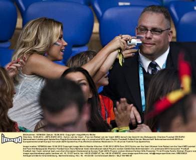 Charkow, 13.06.2012 - UEFA EURO 2012 - Sylvie van der Vaart - Frau von Rafael van der Vaart (NED) bemalt das Gesicht des Bodyguards