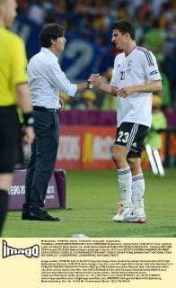 FUSSBALL EUROPAMEISTERSCHAFT 2012 VORRUNDE Niederlande - Deutschland 13.06.2012 Trainer Joachim Loew (li) klatscht Mario Gomez (re, beide Deutschland) ab 