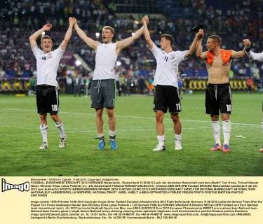 FUSSBALL EUROPAMEISTERSCHAFT 2012 VORRUNDE Niederlande - Deutschland 13.06.2012 Laola der deutschen Mannschaft nach dem Abpfiff: Toni Kroos, Torwart Manuel Neuer, Miroslav Klose, Lukas Podolski (v.l., alle Deutschland) 