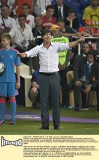 Charkow 13.06.2012 Trainer Joachim Loew (Deutschland) gibt Anweisungen Niederlande - Deutschland
