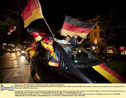 Deutschland Fans nach dem Spiel auf dem Berliner Kudamm beim Autokorso