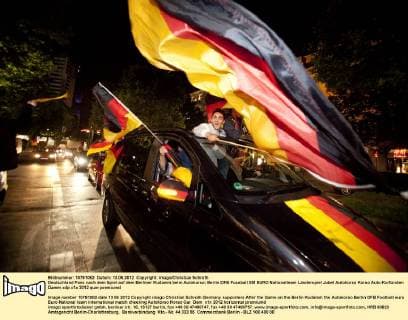 Deutschland Fans nach dem Spiel auf dem Berliner Kudamm beim Autokorso