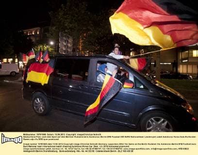 Deutschland Fans nach dem Spiel auf dem Berliner Kudamm beim Autokorso