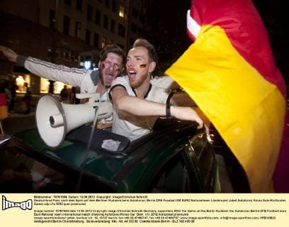 Deutschland Fans nach dem Spiel auf dem Berliner Kudamm beim Autokorso