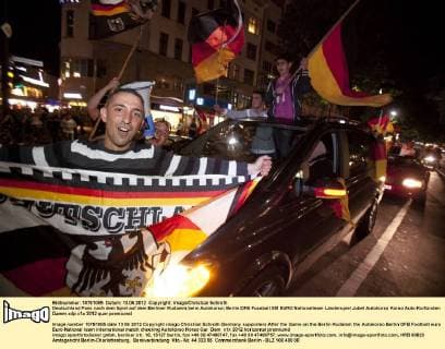 Deutschland Fans nach dem Spiel auf dem Berliner Kudamm beim Autokorso