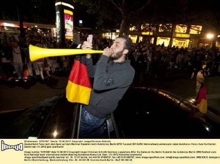 Deutschland Fans nach dem Spiel auf dem Berliner Kudamm beim Autokorso