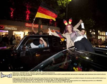 Deutschland Fans nach dem Spiel auf dem Berliner Kudamm beim Autokorso