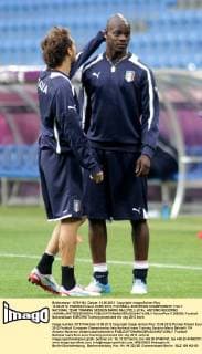 13.06.2012, POZNAN Poland. EURO 2012, FOOTBALL EUROPEAN CHAMPIONSHIP, ITALY NATIONAL TEAM TRAINING SESSION MARIO BALOTELLI (ITA) , ANTONIO NOCERINO xADAMxJASTRZEBOWSKIx  ActionPlus11289926