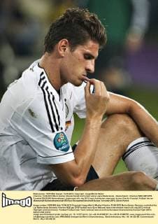 Charkow 13.06.2012 Mario Gomez (Deutschland) kontrolliert seine Lippe Niederlande - Deutschland