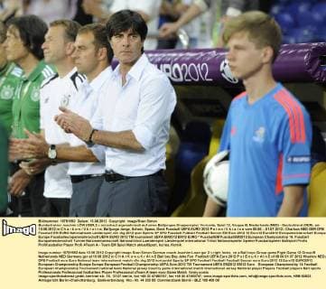 Bundestrainer Joachim LÖW (GER,2.v.re) schaut argwoehnisch auf einen Balljungen.Gruppenspiel, Vorrunde, Spiel 12, Gruppe B, Niederlande (NED) - Deutschland (GER), am 13.06.2012 in C h a r k o w U k r a i n e, Balljunge Junge, Scherz, Spass, Geck Fussball UEFA EURO 2012 P o l e n U k r a i n e vom 08.06. - 01.07.2012.