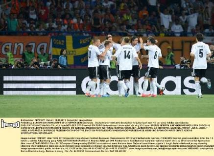 FUSSBALL EUROPAMEISTERSCHAFT 2012 VORRUNDE Niederlande - Deutschland 13.06.2012 Deutscher Torjubel nach dem 1:0 vor einer Adidas Werbebande 