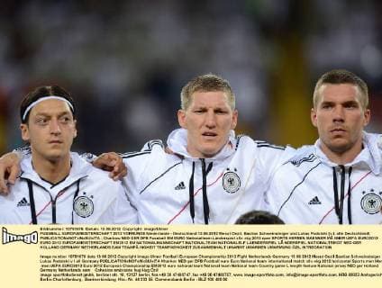 FUSSBALL EUROPAMEISTERSCHAFT 2012 VORRUNDE Niederlande - Deutschland 13.06.2012 Mesut Oezil, Bastian Schweinsteiger und Lukas Podolski (v.l, alle Deutschland) 