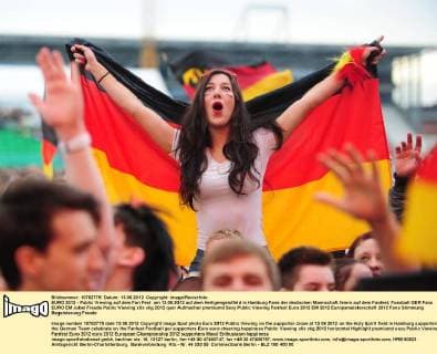 EURO 2012 - Public Viewing auf dem Fan Fest am 13.06.2012 auf dem Heiligengeistfeld in Hamburg Fans der deutschen Mannschaft feiern auf dem Fanfest
