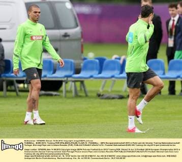 FUSSBALL - EURO 2012, Training POR OPALENCIA,POLEN,14.JUN.12 - FUSSBALL - UEFA Europameisterschaft 2012 in Polen und der Ukraine, Training Nationalmannschaft Portugal. Bild zeigt Pepe und Cristiano Ronaldo (POR). 