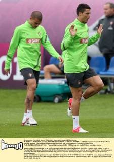 FUSSBALL - EURO 2012, Training POR OPALENCIA,POLEN,14.JUN.12 - FUSSBALL - UEFA Europameisterschaft 2012 in Polen und der Ukraine, Training Nationalmannschaft Portugal. Bild zeigt Pepe und Cristiano Ronaldo (POR). 