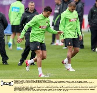 FUSSBALL - EURO 2012, Training POR OPALENCIA,POLEN,14.JUN.12 - FUSSBALL - UEFA Europameisterschaft 2012 in Polen und der Ukraine, Training Nationalmannschaft Portugal. Bild zeigt Cristiano Ronaldo und Pepe (POR). 