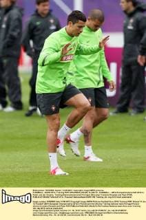 FUSSBALL - EURO 2012, Training POR OPALENCIA,POLEN,14.JUN.12 - FUSSBALL - UEFA Europameisterschaft 2012 in Polen und der Ukraine, Training Nationalmannschaft Portugal. Bild zeigt Cristiano Ronaldo und Pepe (POR). 