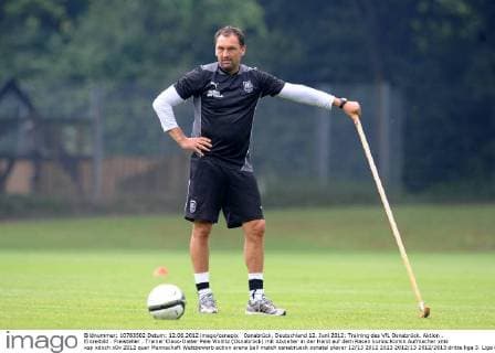 Osnabrück, Deutschland 12. Juni 2012: Training des VfL Osnabrück. Aktion . Einzelbild . Freisteller . Trainer Claus-Dieter Pele Wollitz (Osnabrück) mit Abzieher in der Hand auf dem Rasen
