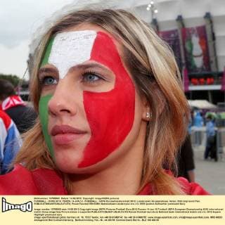 FUSSBALL - EURO 2012, POSEN, 14.JUN.12 - FUSSBALL - UEFA Europameisterschaft 2012, Länderspiel, Gruppenphase, Italien. Bild zeigt einen Fan. 