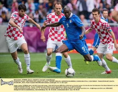 14.06.2012, Poznan - UEFA EURO 2012 - Italien vs Kroatien - VEDRAN CORLUKA, GORDON SCHILDENFELD, MARIO BALOTELLI, IVAN PERISIC -  20120614PF_JK012