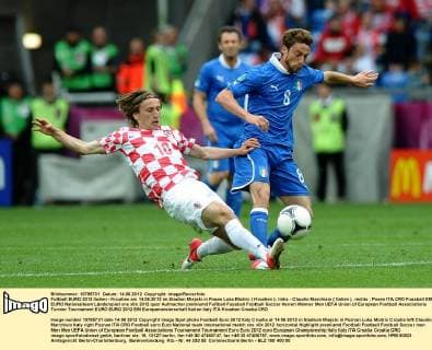 Fußball EURO 2012 Italien - Kroatien am 14.06.2012 im Stadion Miejski in Posen Luka Modric ( Kroatien ), links - Claudio Marchisio ( Italien ), rechts