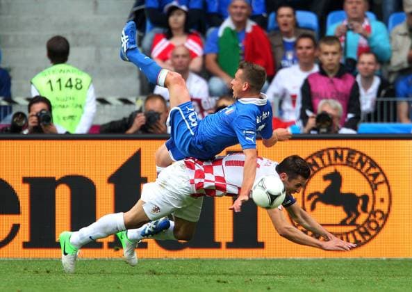 Giorgio Chiellini, Darijo Srna Fußball Fussball EM Europameisterschaft Euro 2012 Saison 2011 12 14.06.2012 Italien vs. Kroatien Croatia Nationalmannschaft Aktion Spielszene Zweikampf