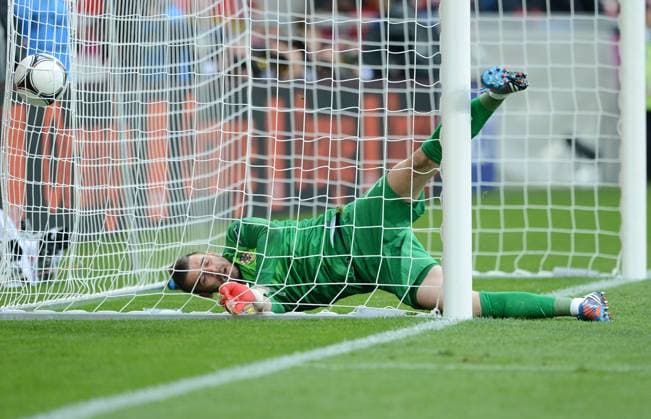 FUSSBALL EUROPAMEISTERSCHAFT 2012 VORRUNDE Italien - Kroatien 14.06.2012 Tor zum 1:0: Stipe Pletikosa (Kroatien) streckt sich vergebens. 