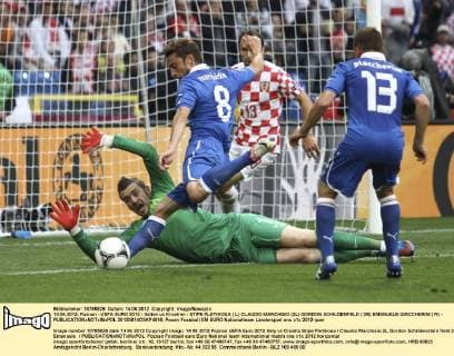 14.06.2012, Poznan - UEFA EURO 2012 - Italien vs Kroatien - STIPE PLETIKOSA ( L) CLAUDIO MARCHISIO (2L) GORDON SCHILDENFELD ( 2R) EMANUELE GIACCHERINI ( R) -  20120614CSKP4016