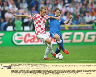 Fußball EURO 2012 Italien - Kroatien am 14.06.2012 im Stadion Miejski in Posen Ivan Rakitic ( Kroatien ), links - Riccardo Montolivo ( Italien ), rechts