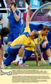 FUSSBALL - EURO 2012, UKR vs FRA, Training DONETSK,UKRAINE,14.JUN.12 - FUSSBALL - UEFA Europameisterschaft 2012 in Polen und der Ukraine, Länderspiel, Gruppenphase, Ukraine vs Frankreich, Vorberichte, Abschlusstraining Ukraine. Bild zeigt Anatoliy Timoshchuk und Andriy Voronin (UKR). 