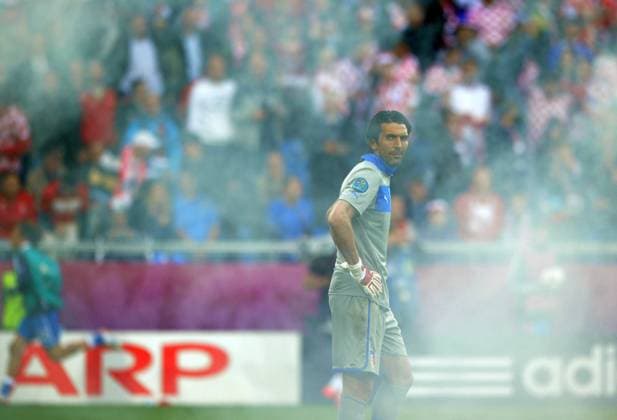 FUSSBALL EUROPAMEISTERSCHAFT 2012 VORRUNDE Italien - Kroatien 14.06.2012 Torwart Gianluigi Buffon (Italien) im Nebel der Pyrotechnik 