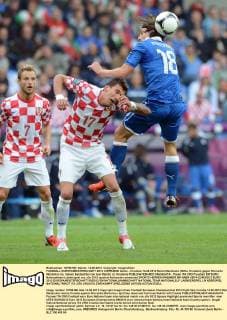 FUSSBALL EUROPAMEISTERSCHAFT 2012 VORRUNDE Italien - Kroatien 14.06.2012 Mario Mandzukic (Mitte, Kroatien) gegen Riccardo Montolivo (re, Italien) beobachtet von Ivan Rakitic (li, Kroatien) 