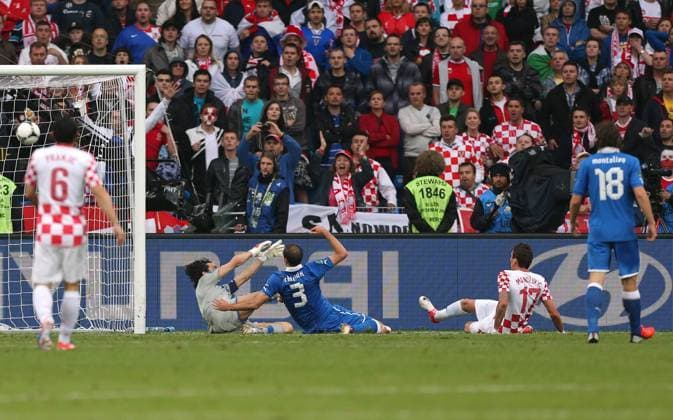 FUSSBALL - EURO 2012, ITA vs CRO POSEN,POLEN,14.JUN.12 - FUSSBALL - UEFA Europameisterschaft 2012 in Polen und der Ukraine, Länderspiel, Gruppenphase, Italien vs Kroatien. Bild zeigt Danijel Pranjic (CRO), Gianluigi Buffon, Giorgio Chiellini (ITA), Mario Mandzukic (CRO) und Riccardo Montolivo (ITA). Keywords: Tor. 