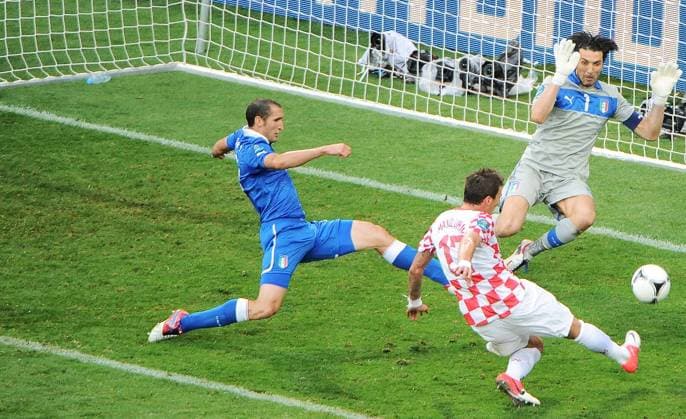 Poznan, 14.06.2012 - UEFA EURO 2012 - Italien vs Kroatien - MARIO MANDZUKIC - Tor zum 1:1 gegen GIANLUIGI BUFFON -  20120614nb027