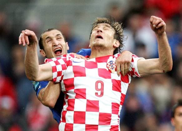 Poznan, 14.06.2012 - UEFA EURO 2012 - Italien vs Kroatien - GIORGIO CHIELLINI ITA NIKICA JELAVIC CRO -  120614MIN085